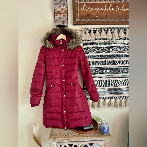 MK down parka very stylish and functional for colder weather - Picture 4 of 10